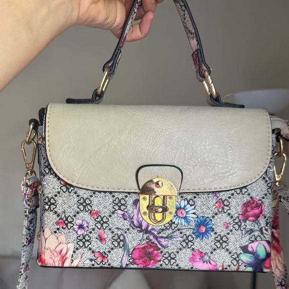 Cute bag with pretty flower print 🌸 - Picture 3 of 9
